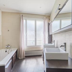 PARIS XVI - Appartement familial avec extérieur. studio et box