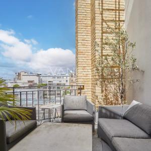 PARIS XVI - Appartement familial avec extérieur. studio et box