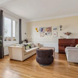Paris XVIe - Auteuil Sud - Appartement familial quatre chambres en étage élevé. Vue Dégagée.