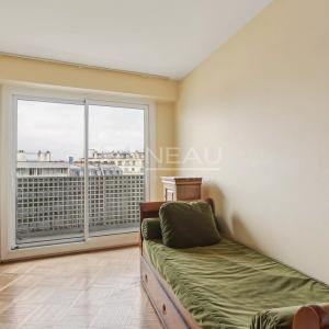 PARIS XVI - Auteuil Sud - Appartement familial avec balcon large et vue dégagée.