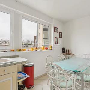 PARIS XVI - Auteuil Sud - Appartement familial avec balcon large et vue dégagée.