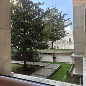 Paris VIII - Avenue Montaigne - Appartement de caractère