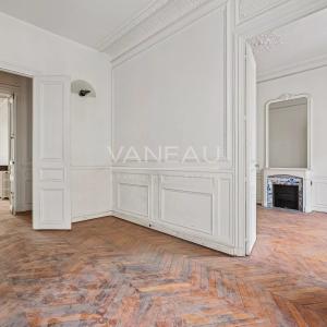 Paris VIII - Triangle d'or - Appartement de caractère traversant avec balcon