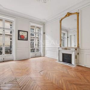 Paris VIII - Triangle d'or - Appartement de caractère traversant avec balcon