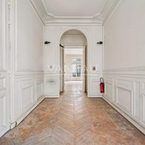 Paris VIII - Triangle d'or - Appartement de caractère traversant avec balcon