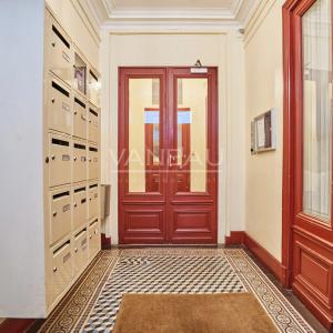 PARIS XVè  Ernest Renan : 2 pièces de charme à rénover