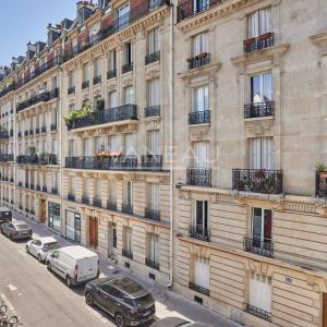 PARIS XVè  Ernest Renan : 2 pièces de charme à rénover
