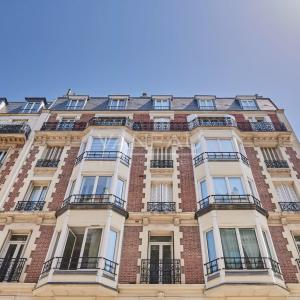 PARIS XVè  Ernest Renan : 2 pièces de charme à rénover