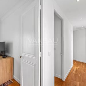 Paris VIIIe - Boissy d'Anglas - Appartement deux chambres en étage élevé avec balcon filant.