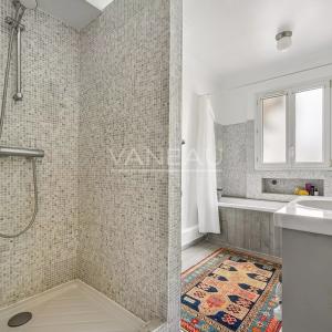 Paris VIIIe - Boissy d'Anglas - Appartement deux chambres en étage élevé avec balcon filant.
