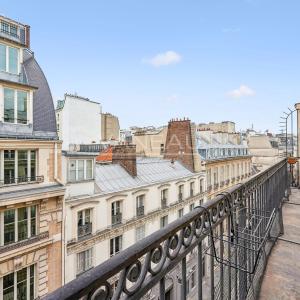 Paris VIIIe - Boissy d'Anglas - Appartement deux chambres en étage élevé avec balcon filant.