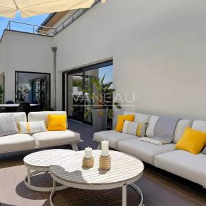 VILLA CONTEMPORAINE SUR TERRAIN DE ± 27 ARES AVEC PISCINE