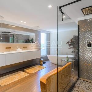 VILLA CONTEMPORAINE SUR TERRAIN DE ± 27 ARES AVEC PISCINE