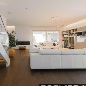 VILLA CONTEMPORAINE SUR TERRAIN DE ± 27 ARES AVEC PISCINE