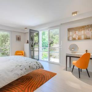 VILLA CONTEMPORAINE SUR TERRAIN DE ± 27 ARES AVEC PISCINE