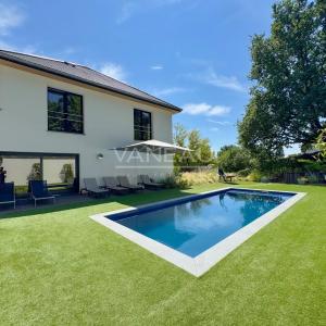 VILLA CONTEMPORAINE SUR TERRAIN DE ± 27 ARES AVEC PISCINE