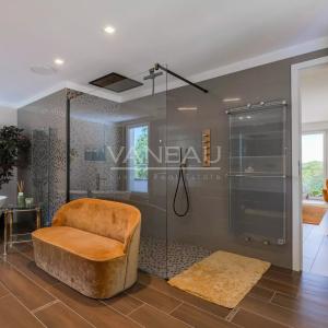 VILLA CONTEMPORAINE SUR TERRAIN DE ± 27 ARES AVEC PISCINE