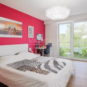 VILLA CONTEMPORAINE SUR TERRAIN DE ± 27 ARES AVEC PISCINE