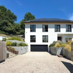 VILLA CONTEMPORAINE SUR TERRAIN DE ± 27 ARES AVEC PISCINE