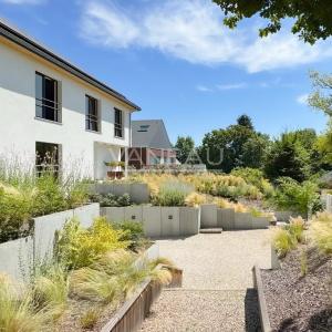 VILLA CONTEMPORAINE SUR TERRAIN DE ± 27 ARES AVEC PISCINE