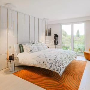 VILLA CONTEMPORAINE SUR TERRAIN DE ± 27 ARES AVEC PISCINE