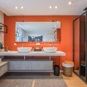 VILLA CONTEMPORAINE SUR TERRAIN DE ± 27 ARES AVEC PISCINE