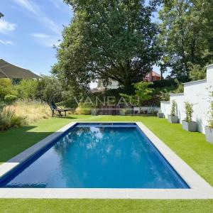 VILLA CONTEMPORAINE SUR TERRAIN DE ± 27 ARES AVEC PISCINE