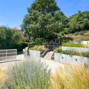 VILLA CONTEMPORAINE SUR TERRAIN DE ± 27 ARES AVEC PISCINE