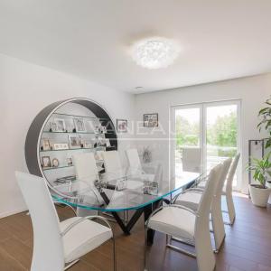 VILLA CONTEMPORAINE SUR TERRAIN DE ± 27 ARES AVEC PISCINE