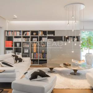 VILLA CONTEMPORAINE SUR TERRAIN DE ± 27 ARES AVEC PISCINE