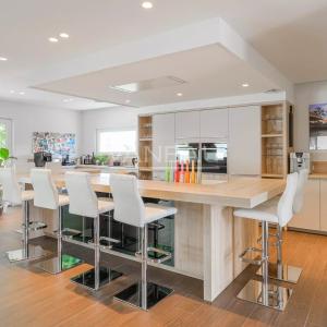 VILLA CONTEMPORAINE SUR TERRAIN DE ± 27 ARES AVEC PISCINE