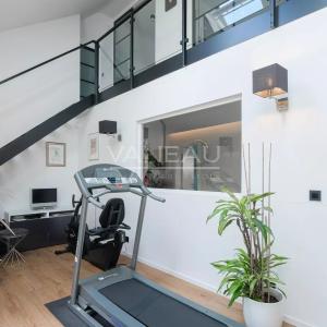 VILLA CONTEMPORAINE SUR TERRAIN DE ± 27 ARES AVEC PISCINE