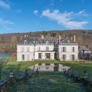 En bord de Seine, à proximité immédiate de Fontainebleau