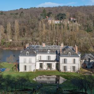 En bord de Seine, à proximité immédiate de Fontainebleau