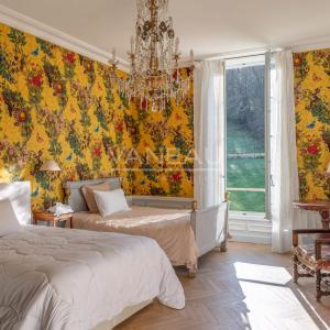 En bord de Seine, à proximité immédiate de Fontainebleau