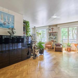 Paris XV - Cambronne : Appartement quatre pièces avec terrasse et balcon