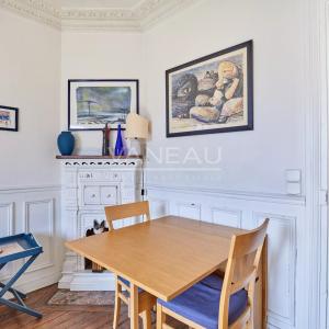 Paris XVe  Javel - Saint Charles Deux pièces Etage élevé  et balcons