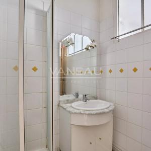 Paris XVe  Javel - Saint Charles Deux pièces Etage élevé  et balcons