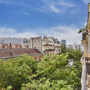 Paris XVe  Javel - Saint Charles Deux pièces Etage élevé  et balcons