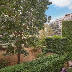 PARIS XVe - Cambronne / Commerce : spacieux deux pièces rénové