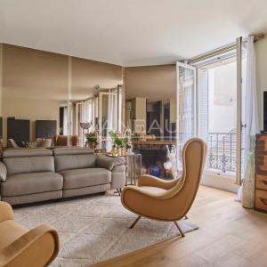 PARIS XVe - Cambronne / Commerce : spacieux deux pièces rénové