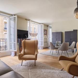 PARIS XVe - Cambronne / Commerce : spacieux deux pièces rénové