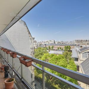 Paris XVIe - Place Mexico - Appartement traversant vendu occupé