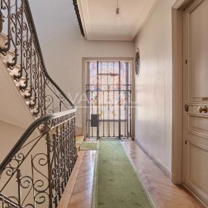 Dernier étage par ascenseur - 3.10m de hauteur sous plafond – balcon filant -