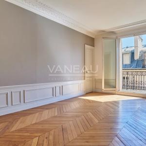Dernier étage par ascenseur - 3.10m de hauteur sous plafond – balcon filant -