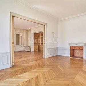 Dernier étage par ascenseur - 3.10m de hauteur sous plafond – balcon filant -