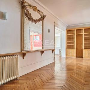 Dernier étage par ascenseur - 3.10m de hauteur sous plafond – balcon filant -