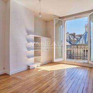 Dernier étage par ascenseur - 3.10m de hauteur sous plafond – balcon filant -