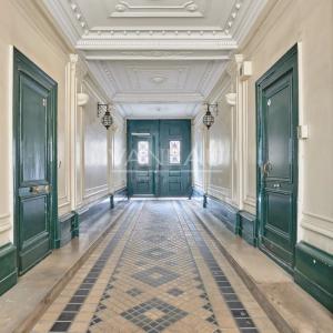 Appartement familial lumineux traversant cour et jardin -