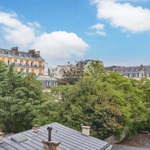 Appartement familial lumineux traversant cour et jardin -